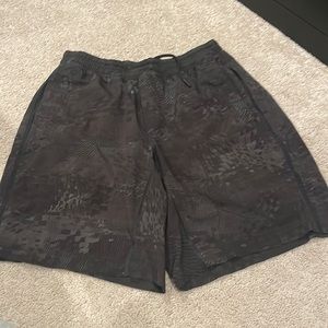 Mens lululemon shorts size large.